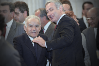 30 Οκτωβρίου 1991, σύνοδος για την ειρήνη στη Μέση Ανατολή, Μαδρίτη: Ο τότε πρωθυπουργός του Ισραήλ Γιτζάκ Σαμίρ με τον Μπενιαμίν Νετανιάχου, μέλος της ισραηλινής αντιπροσωπείας